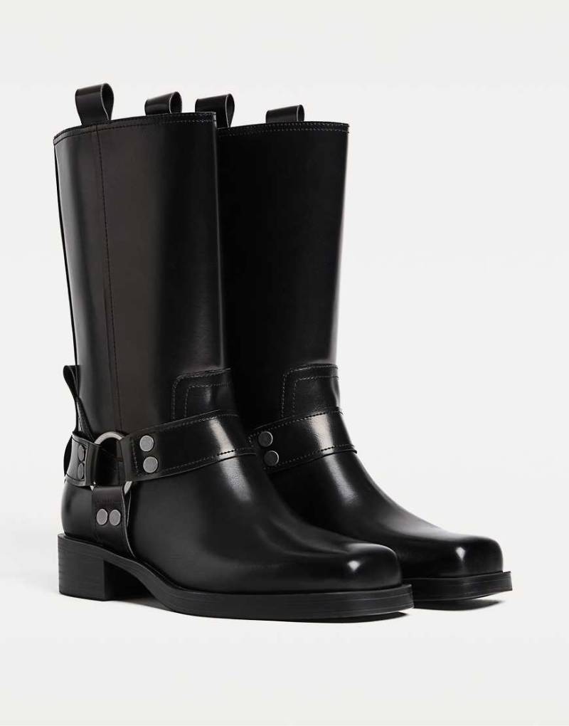 Stradivarius - Flache Biker-Stiefeletten in Schwarz mit Schnallen von Stradivarius