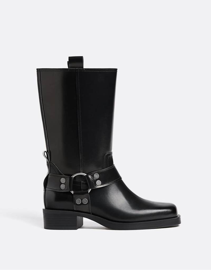 Stradivarius - Flache Biker-Stiefeletten in Schwarz mit Schnallen von Stradivarius