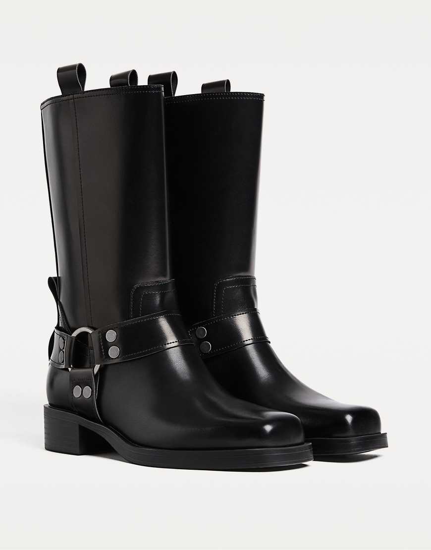Stradivarius - Flache Biker-Stiefeletten in Schwarz mit Schnallen von Stradivarius