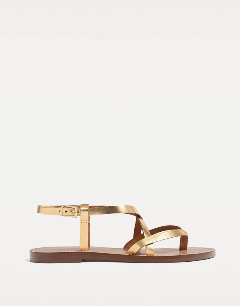 Stradivarius - Flache Riemchensandalen aus Leder in Goldoptik-Goldfarben von Stradivarius
