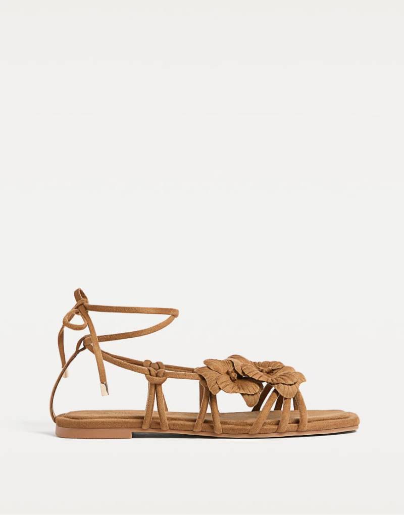 Stradivarius - Flache Sandalen in Braun mit Blumenmuster von Stradivarius