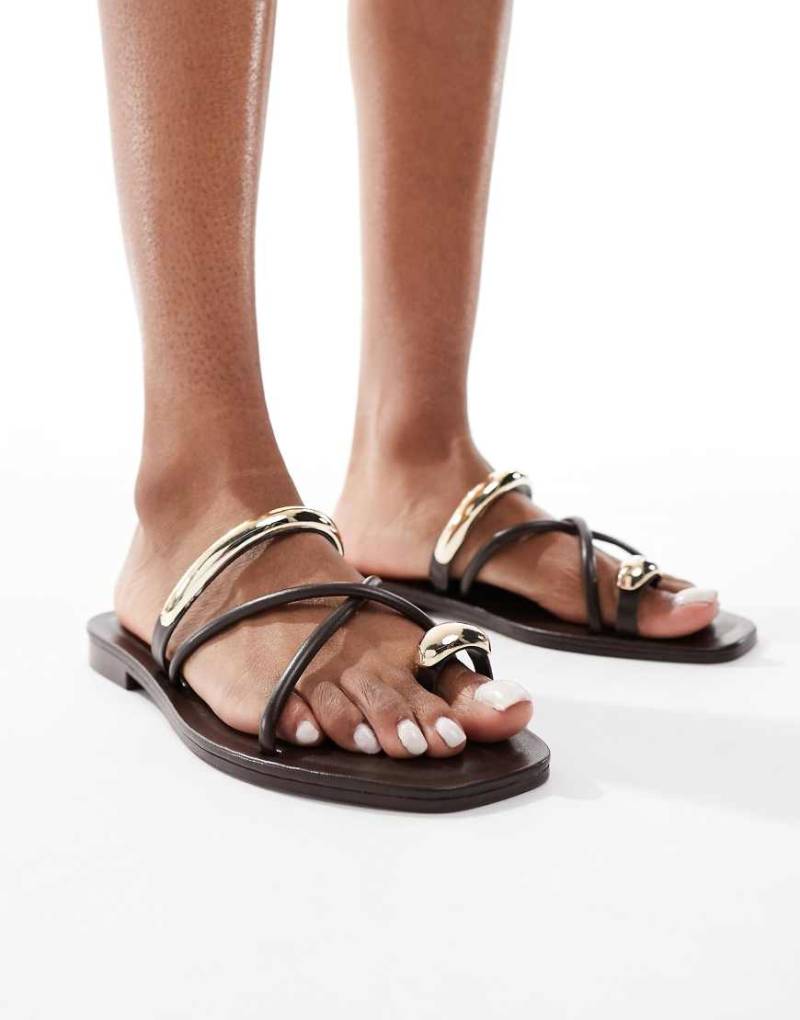 Stradivarius - Flache Sandalen in Braun mit Metalldetail von Stradivarius