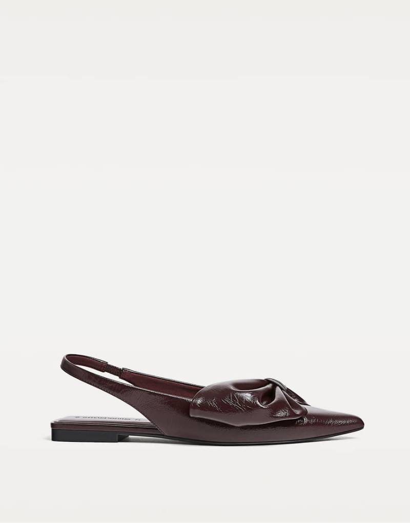 Stradivarius - Flache Schuhe in Burgunderrot mit Schleife und Slingback-Riemen von Stradivarius