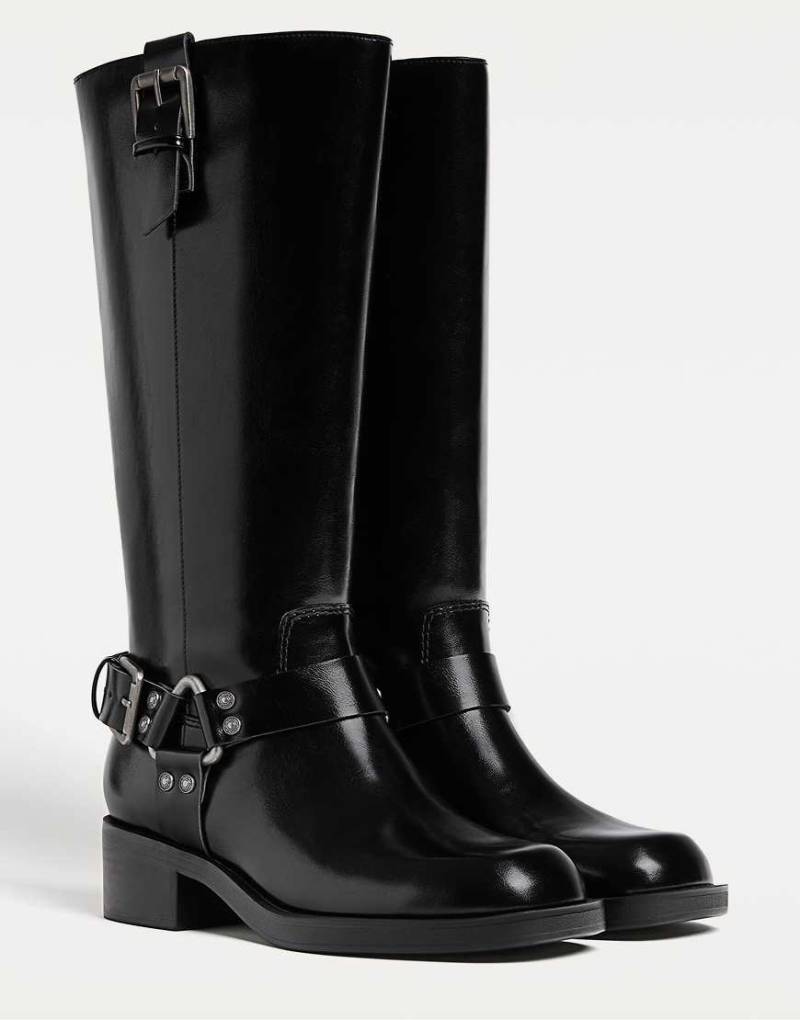 Stradivarius - Flache Stiefel in Schwarz mit Schnallen und Used-Details von Stradivarius