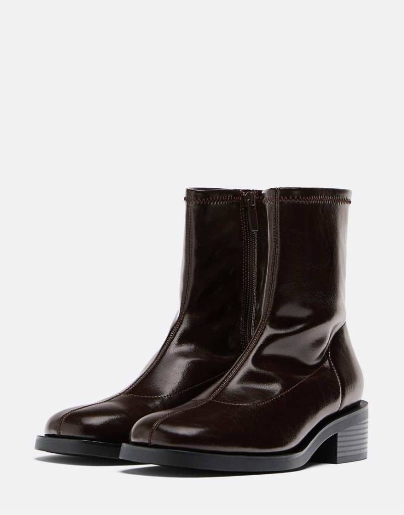 Stradivarius - Flache Stiefeletten in Braun mit elastischem Schaft-Brown von Stradivarius