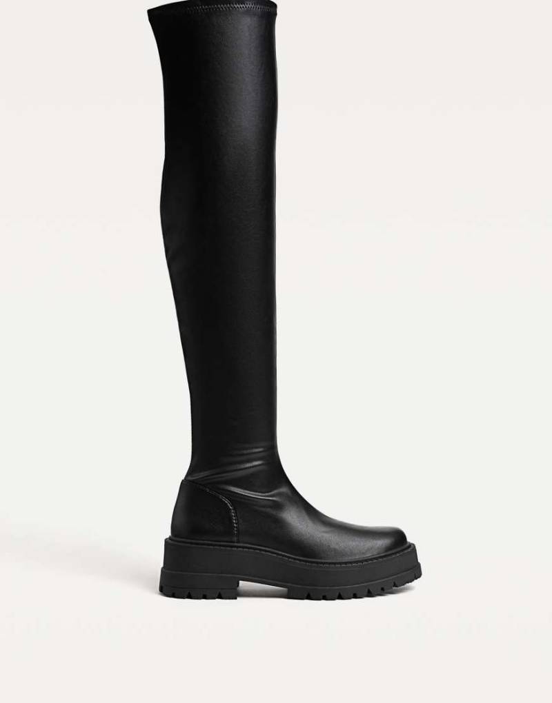 Stradivarius - Flache XL-Stiefel in Schwarz mit Profilsohle von Stradivarius