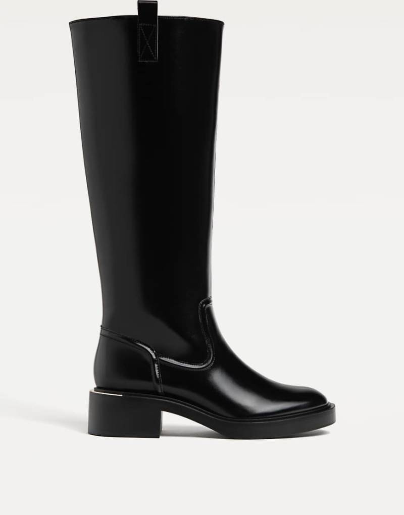 Stradivarius - Flache schwarze Stiefel im Reiterstiefel-Look von Stradivarius