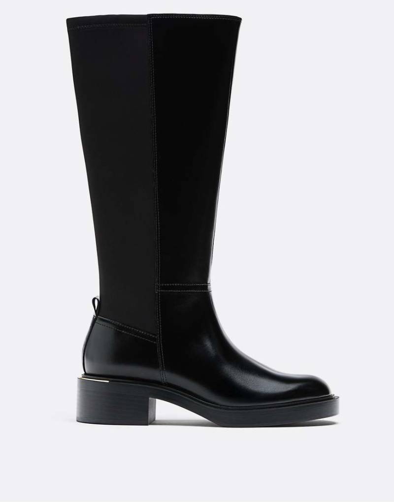 Stradivarius - Flache schwarze Stiefel im Reiterstiefel-Look von Stradivarius