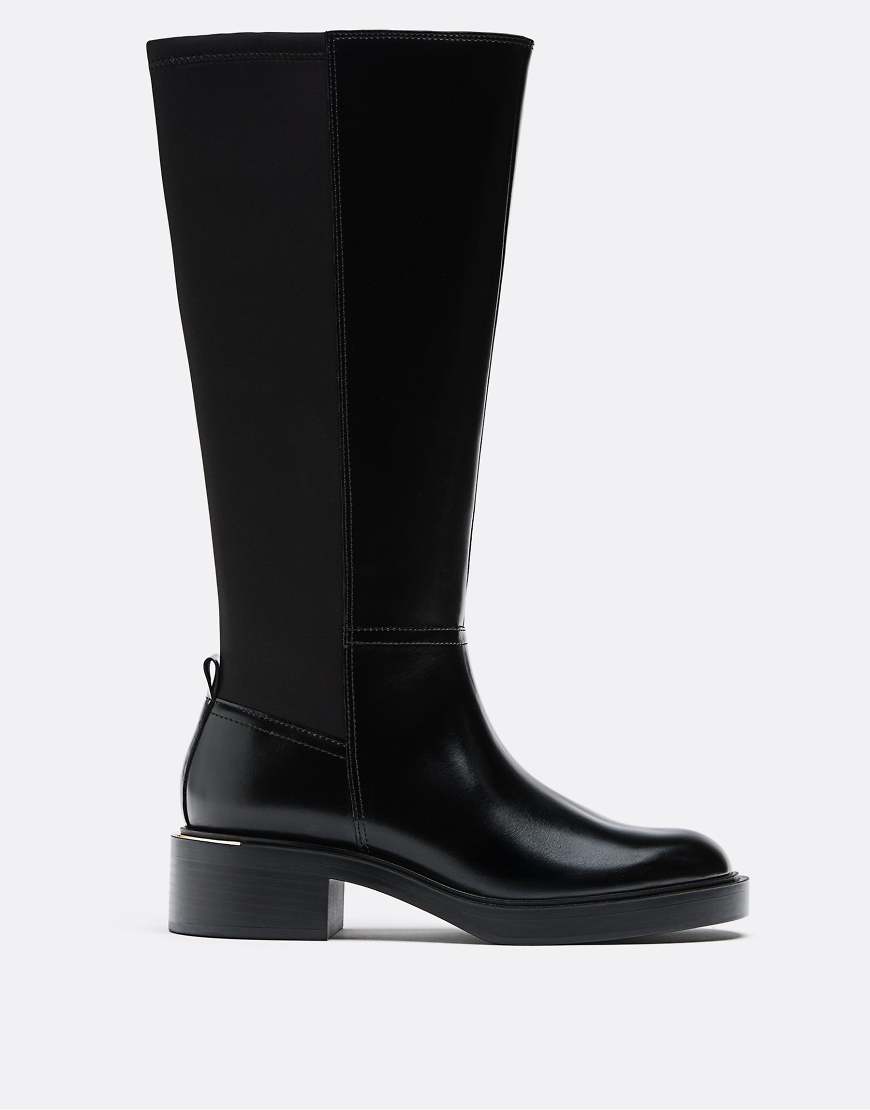 Stradivarius - Flache schwarze Stiefel im Reiterstiefel-Look von Stradivarius