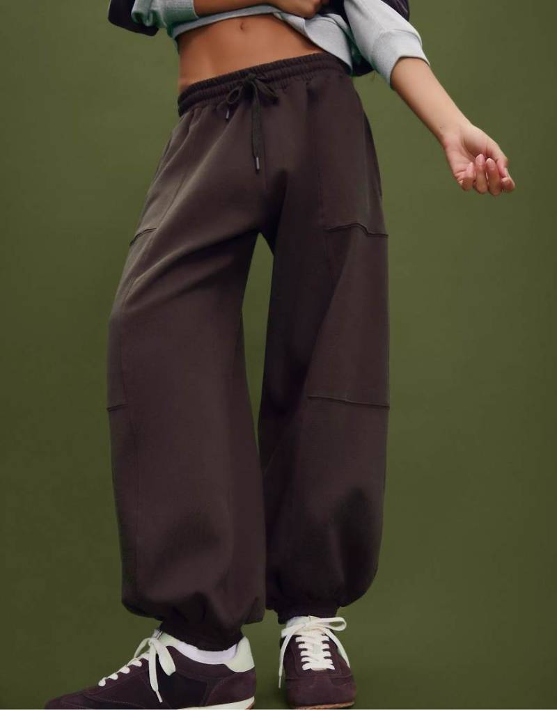 Stradivarius - Flauschige Jogginghose in Braun mit Ballonschnitt-Brown von Stradivarius