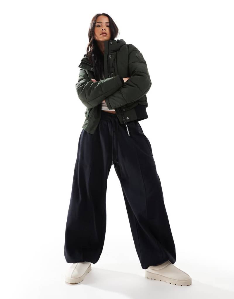 Stradivarius - Flauschige Jogginghose in Schwarz mit Ballonschnitt von Stradivarius