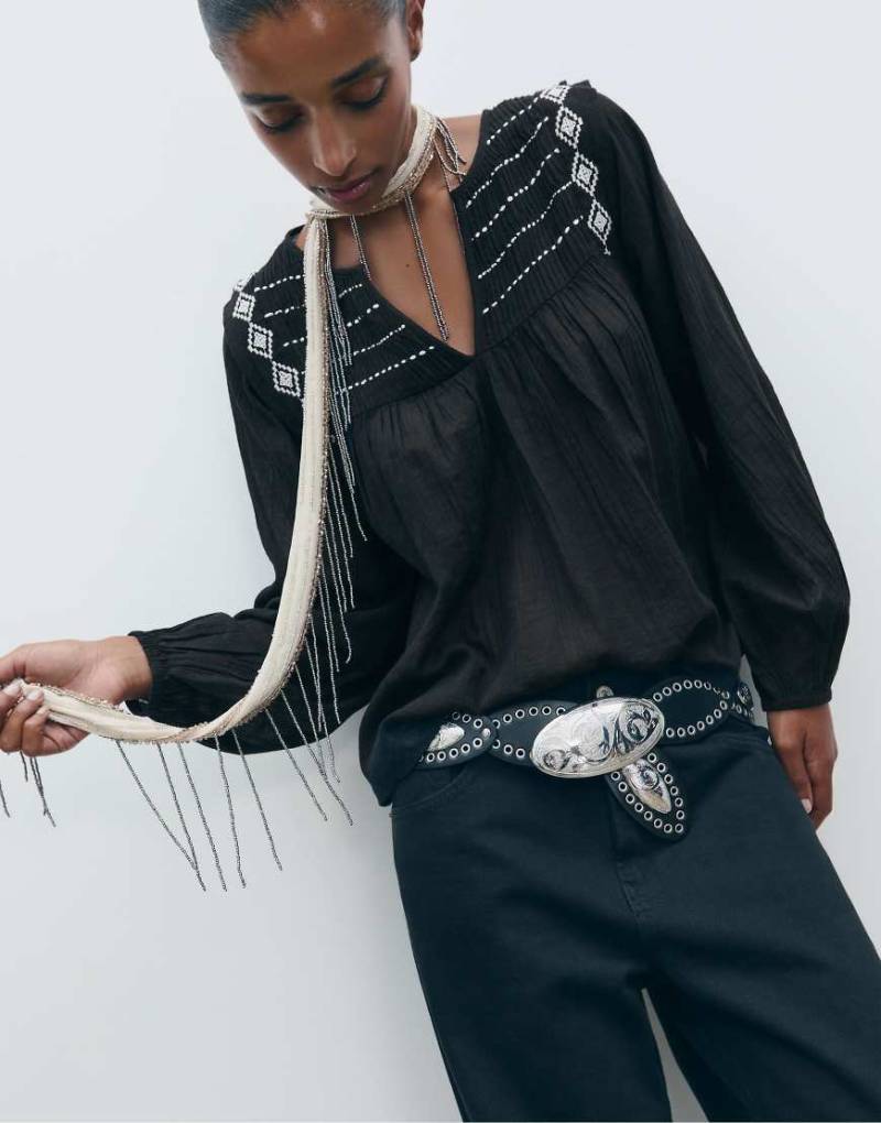 Stradivarius - Fließende, bestickte Bluse in Schwarz von Stradivarius