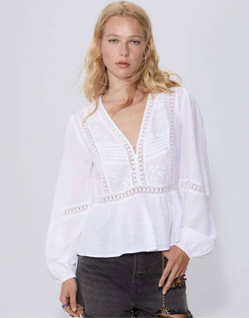 Stradivarius - Fließende, bestickte Bluse in Weiß von Stradivarius