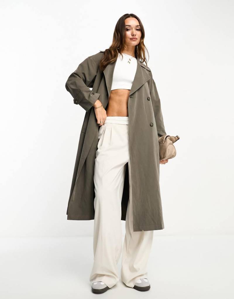 Stradivarius - Fließender Trenchcoat in Schokobraun von Stradivarius