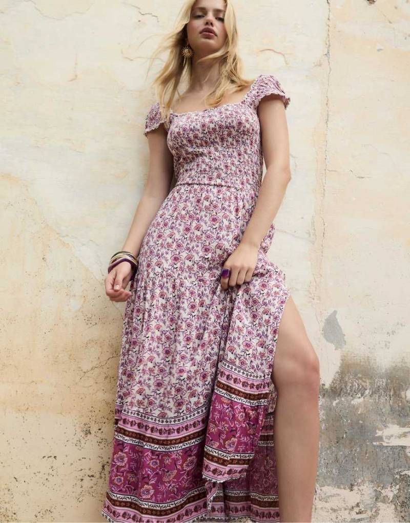 Stradivarius - Fließendes, lang geschnittenes Kleid in Hellrosa mit Muster von Stradivarius