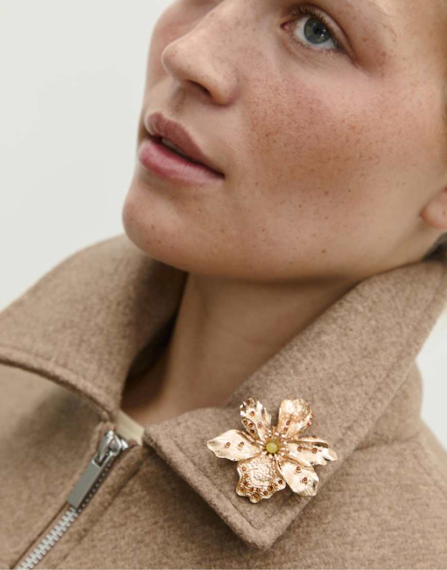 Stradivarius - Florale Brosche in Gold-Gelb von Stradivarius