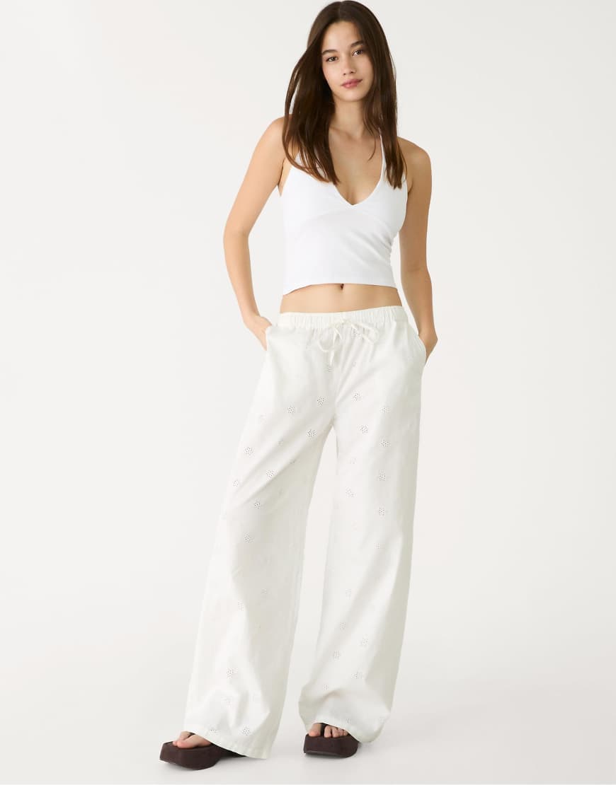 Stradivarius - Flowing - Hose in Weiß mit Stickerei von Stradivarius