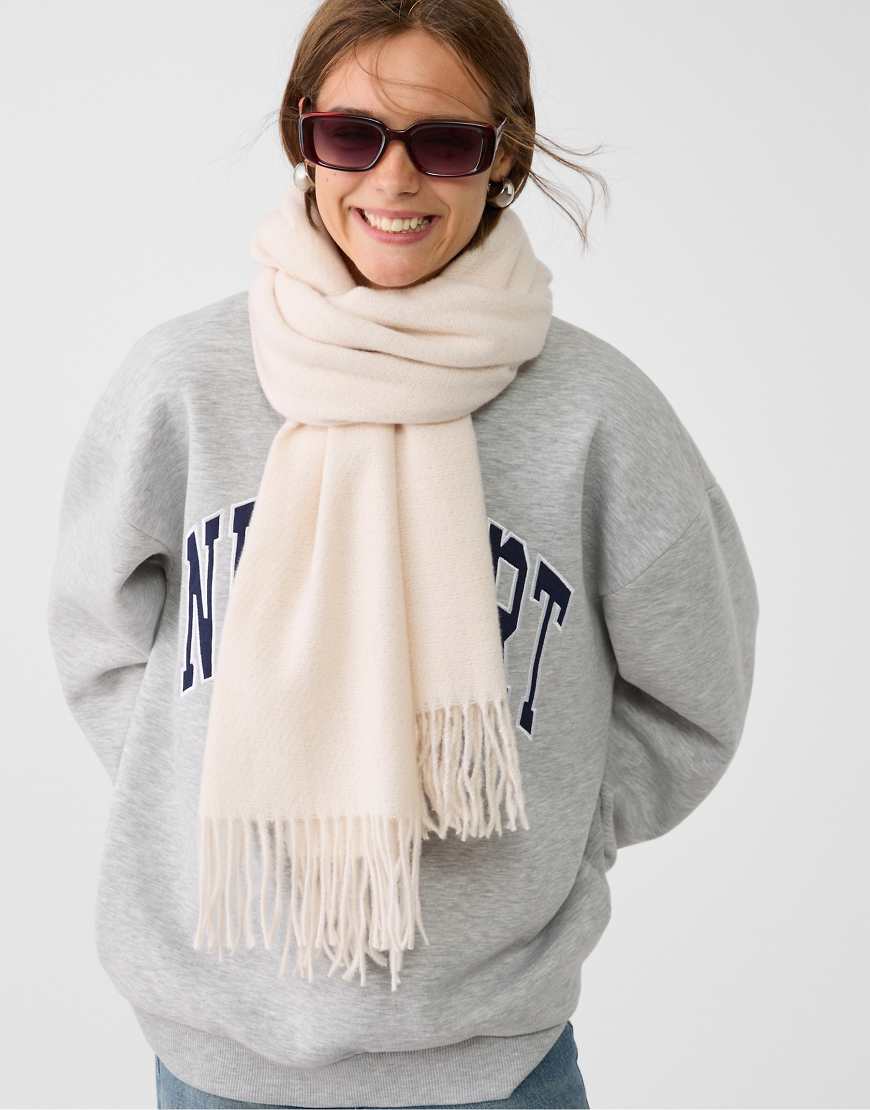 Stradivarius- Gebürsteter Schal in Ecru-Weiß von Stradivarius