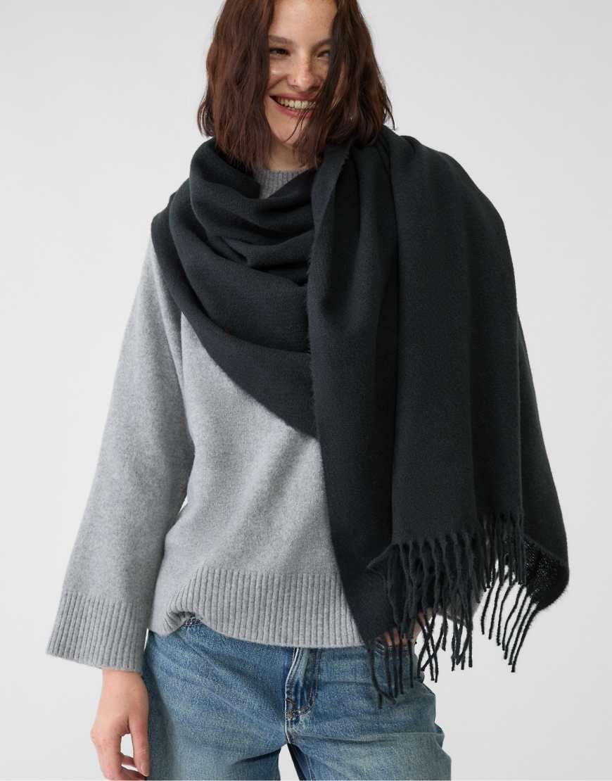 Stradivarius- Gebürsteter Schal in Schwarz Stradivarius- Gebürsteter Schal in Schwarz von Stradivarius