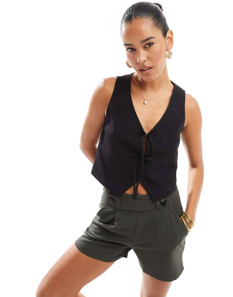 Stradivarius - Gebundene Weste in Schwarz mit Schleifendetail von Stradivarius