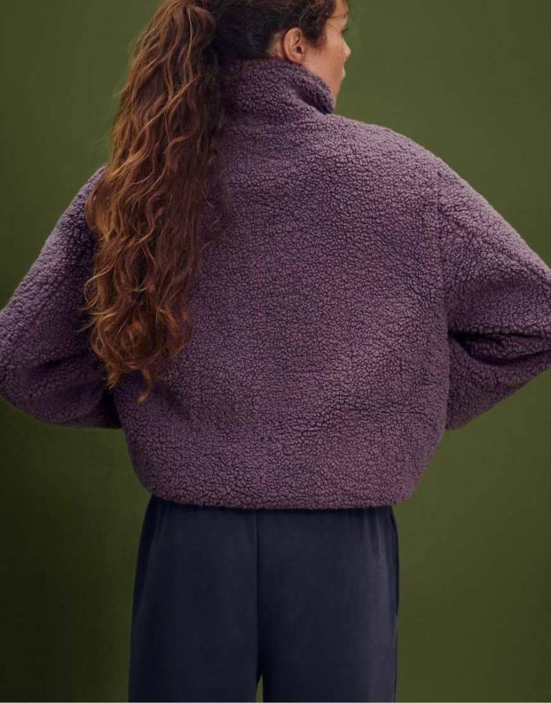 Stradivarius - Gefütterte Jacke aus lila Lammfellimitat mit Reißverschluss von Stradivarius