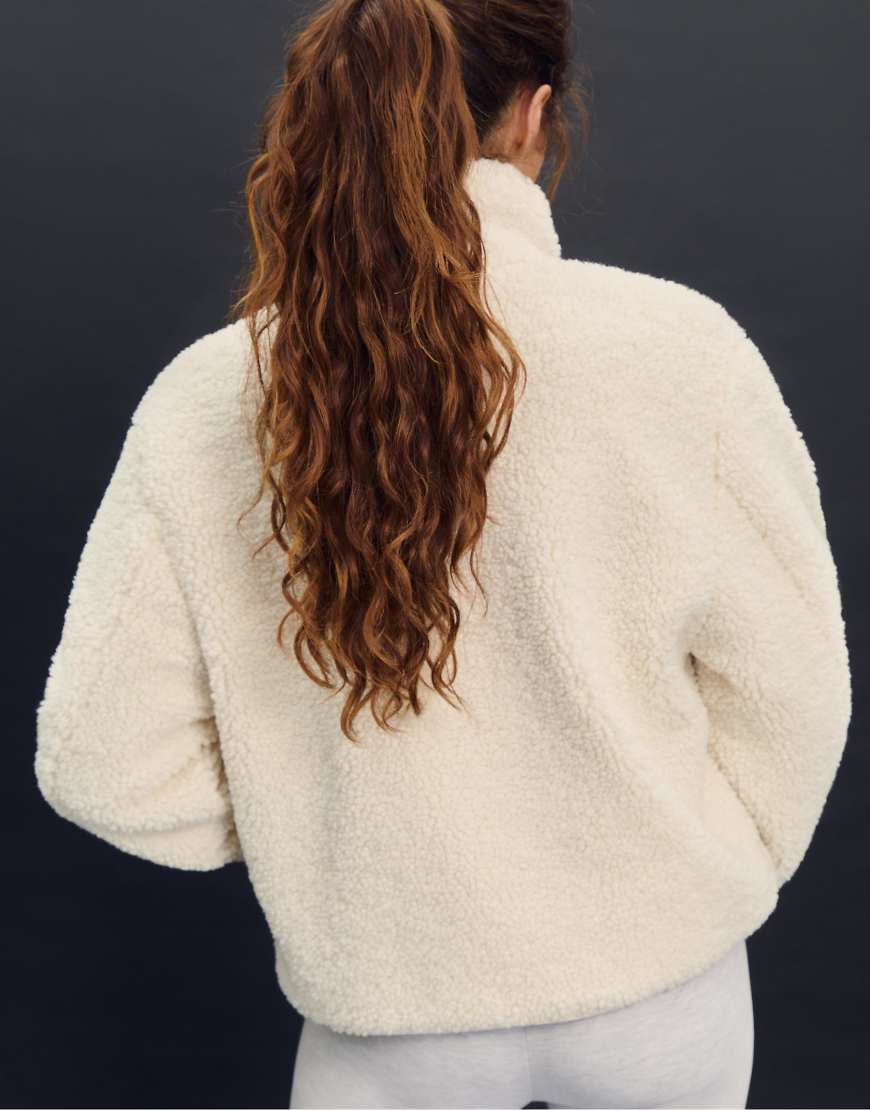 Stradivarius - Gefütterte Jacke aus vanillegelbem Lammfellimitat mit Reißverschluss-Weiß von Stradivarius