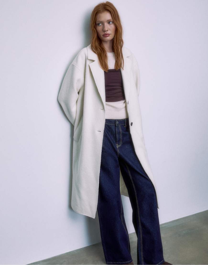 Stradivarius - Gefütterter, langer Mantel aus Lammfellimitat in Ecru-Weiß von Stradivarius