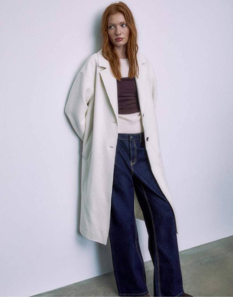 Stradivarius - Gefütterter, langer Mantel aus Lammfellimitat in Ecru-Weiß von Stradivarius