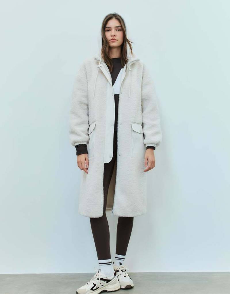 Stradivarius - Gefütterter, langer Mantel aus Lammfellimitat in Vanille-Weiß von Stradivarius