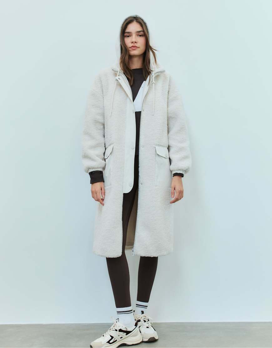 Stradivarius - Gefütterter, langer Mantel aus Lammfellimitat in Vanille-Weiß von Stradivarius