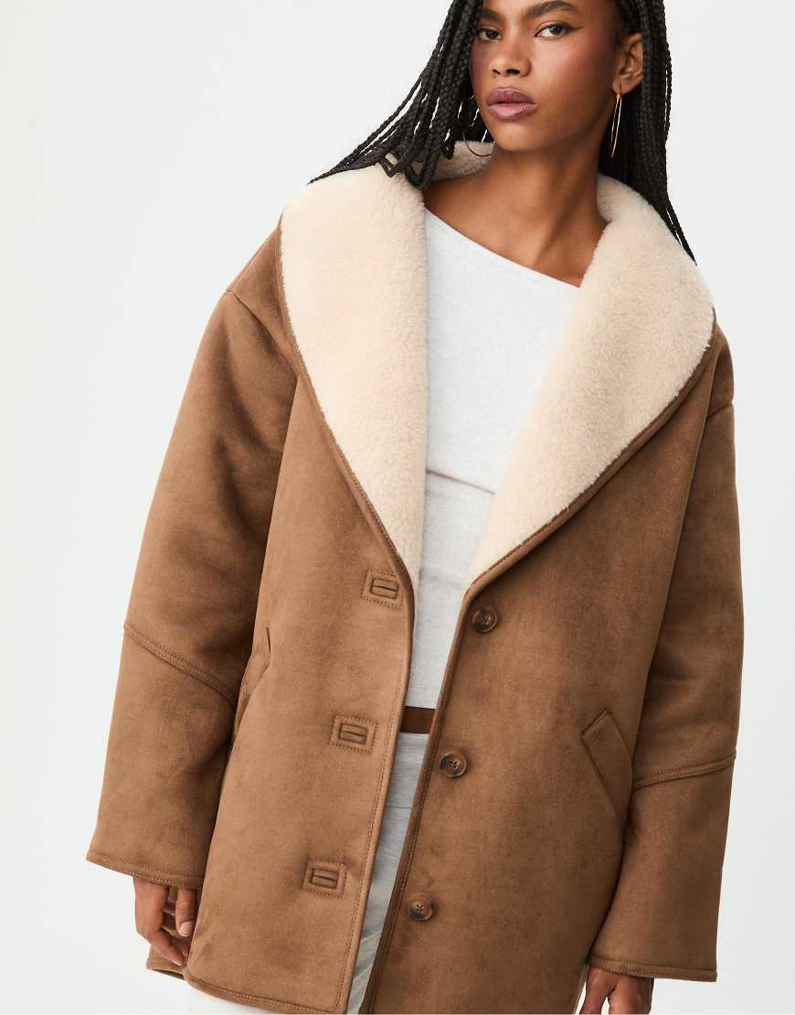 Stradivarius - Gefütterter Kurzmantel aus Lammfellimitat in Steinbeige-Weiß von Stradivarius