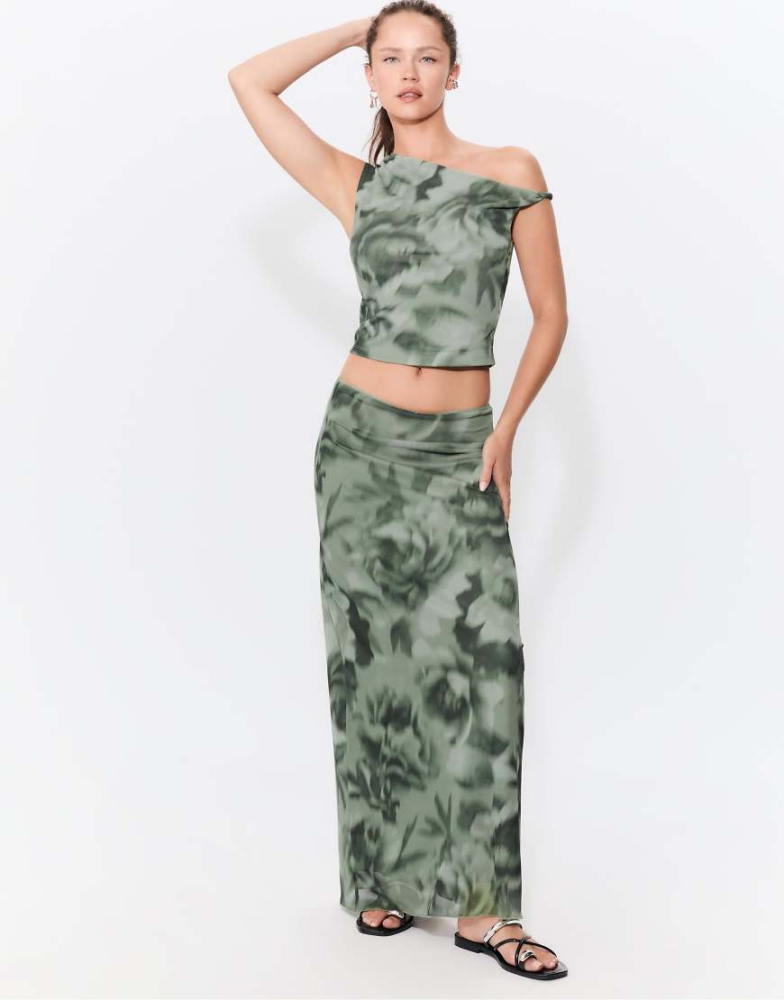 Stradivarius - Gemusterter Midirock aus Tüll in Khaki-Grün von Stradivarius