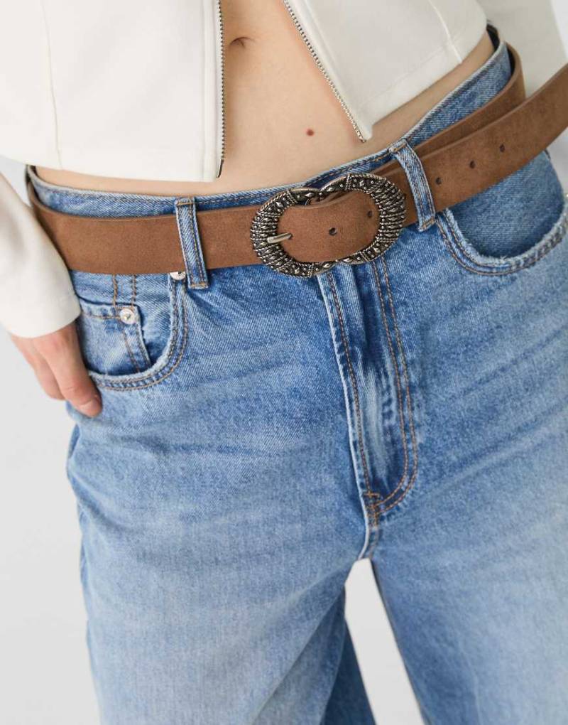 Stradivarius - Geprägter Gürtel in hellem Camel mit Doppelschnalle-Neutral von Stradivarius