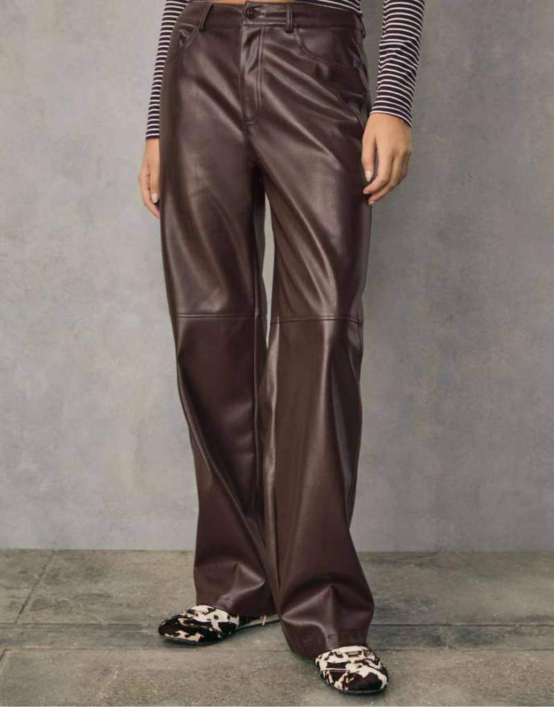 Stradivarius - Gerade, strukturierte Hose in Braun mit Lederoptik-Brown von Stradivarius