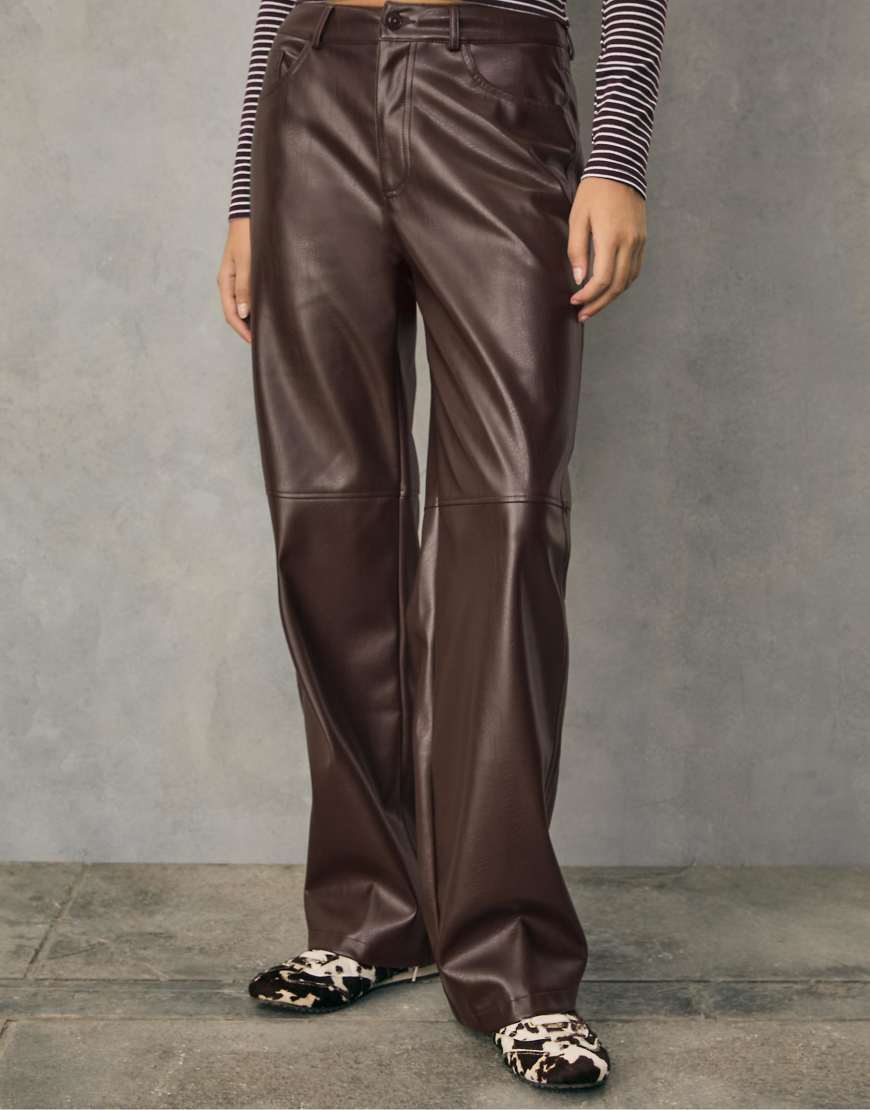 Stradivarius - Gerade, strukturierte Hose in Braun mit Lederoptik-Brown von Stradivarius