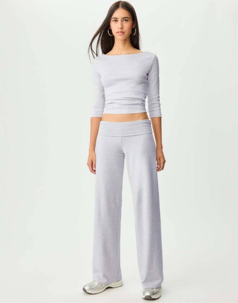 Stradivarius - Gerade geschnittene Hose in grau meliert mit Umschlagbund von Stradivarius