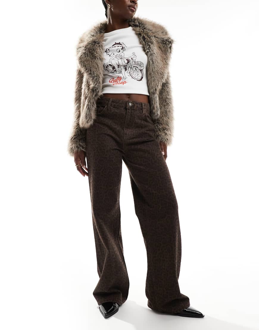 Stradivarius - Gerade geschnittene Jeans in dunkler Waschung mit Leopardenmuster-Bunt Stradivarius - Gerade geschnittene Jeans in dunkler Waschung mit Leopardenmuster-Bunt von Stradivarius