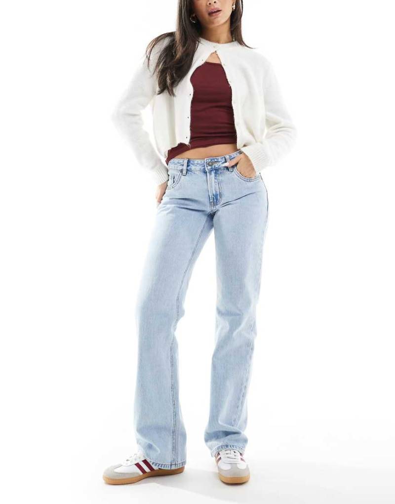Stradivarius - Gerade geschnittene Jeans in hellblauer Waschung mit niedrigem Bund von Stradivarius