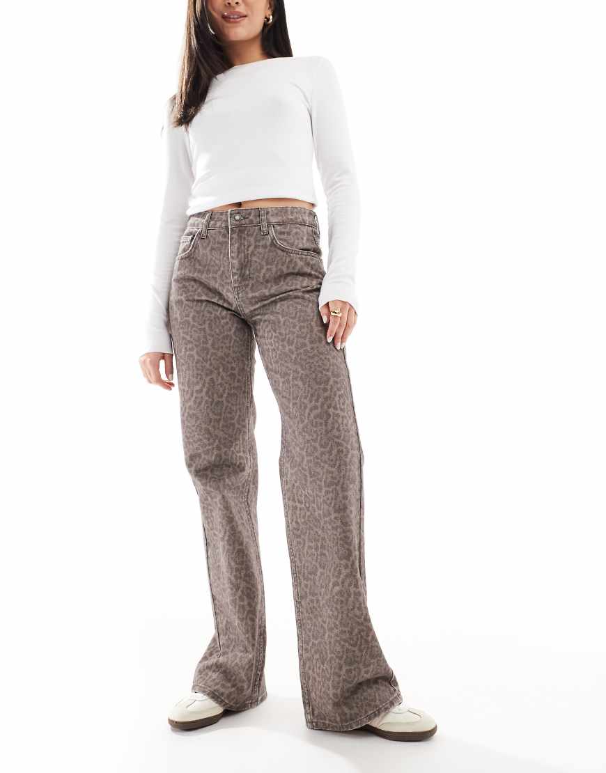 Stradivarius - Gerade geschnittene Jeans in heller Waschung mit Leopardenmuster-Bunt Stradivarius - Gerade geschnittene Jeans in heller Waschung mit Leopardenmuster-Bunt von Stradivarius