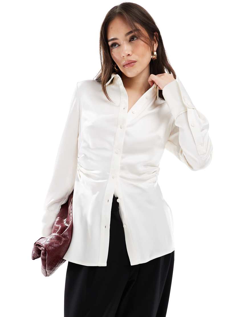 Stradivarius - Geraffte Hemdbluse aus Satin in Weiß von Stradivarius