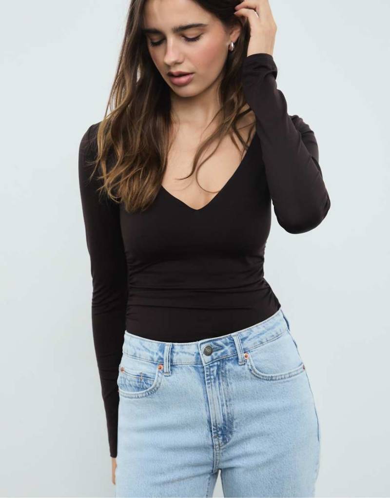 Stradivarius - Geraffter Body aus Polyamid in Braun mit V-Ausschnitt-Brown von Stradivarius