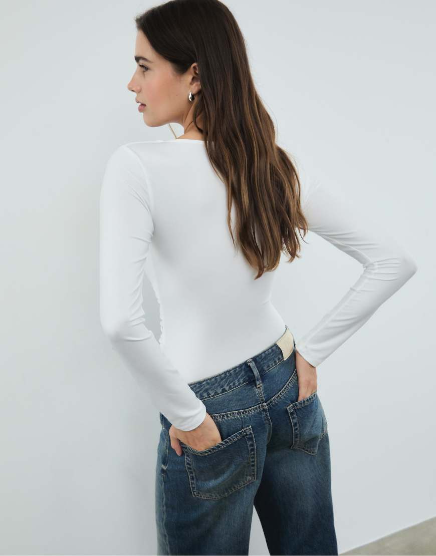 Stradivarius - Geraffter Body aus Polyamid in Ecru mit V-Ausschnitt-Weiß von Stradivarius