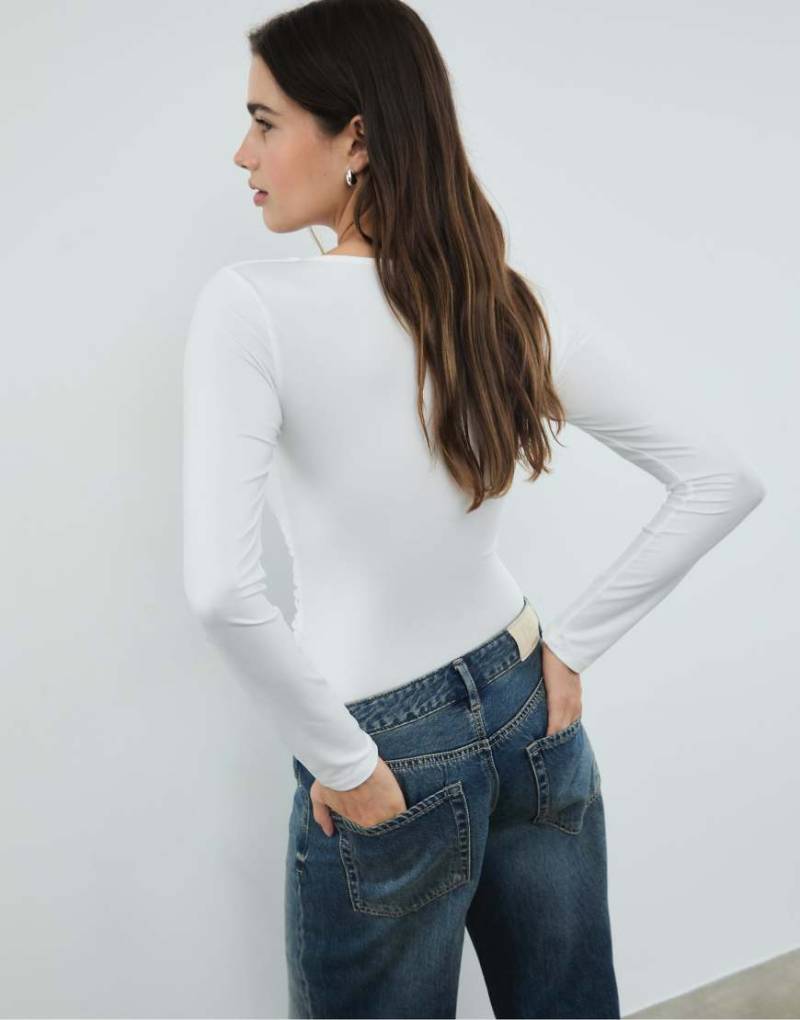 Stradivarius - Geraffter Body aus Polyamid in Ecru mit V-Ausschnitt-Weiß von Stradivarius