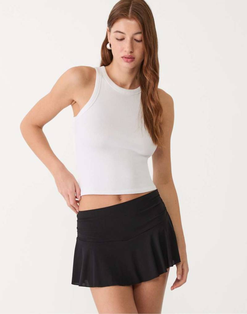 Stradivarius - Geraffter Skort aus fließendem Material in Schwarz von Stradivarius