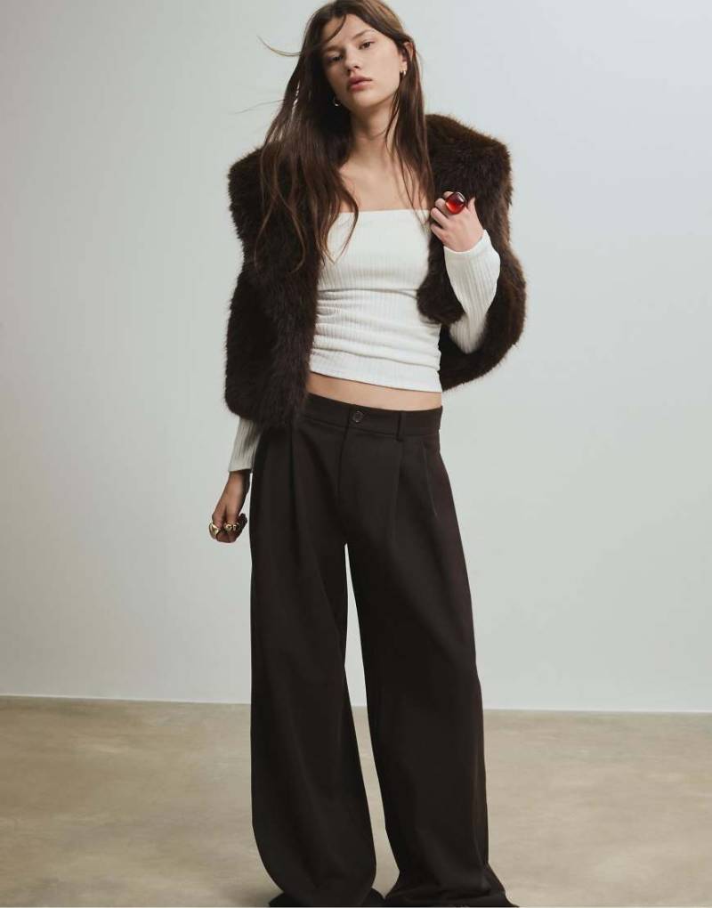 Stradivarius - Gerafftes, schulterfreies Strickoberteil in Ecru-Weiß von Stradivarius