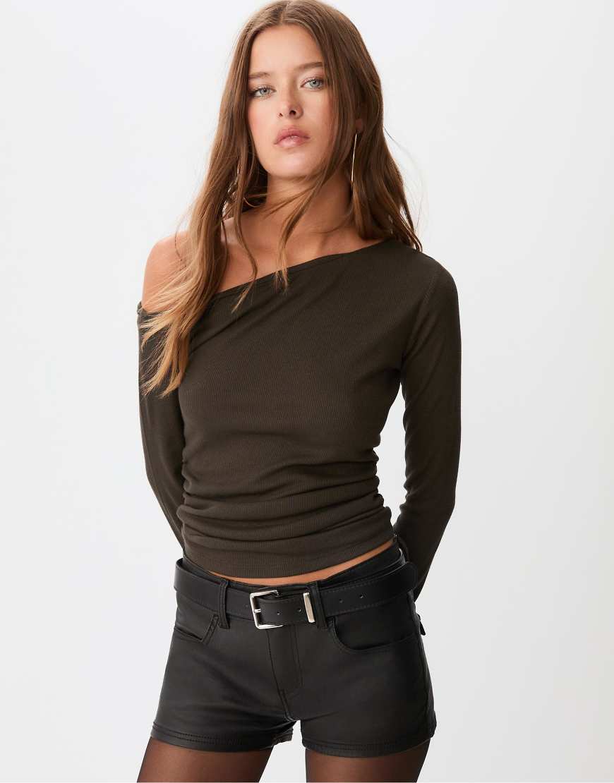 Stradivarius - Gerafftes Oberteil in Braun mit asymmetrischem Schnitt-Brown von Stradivarius