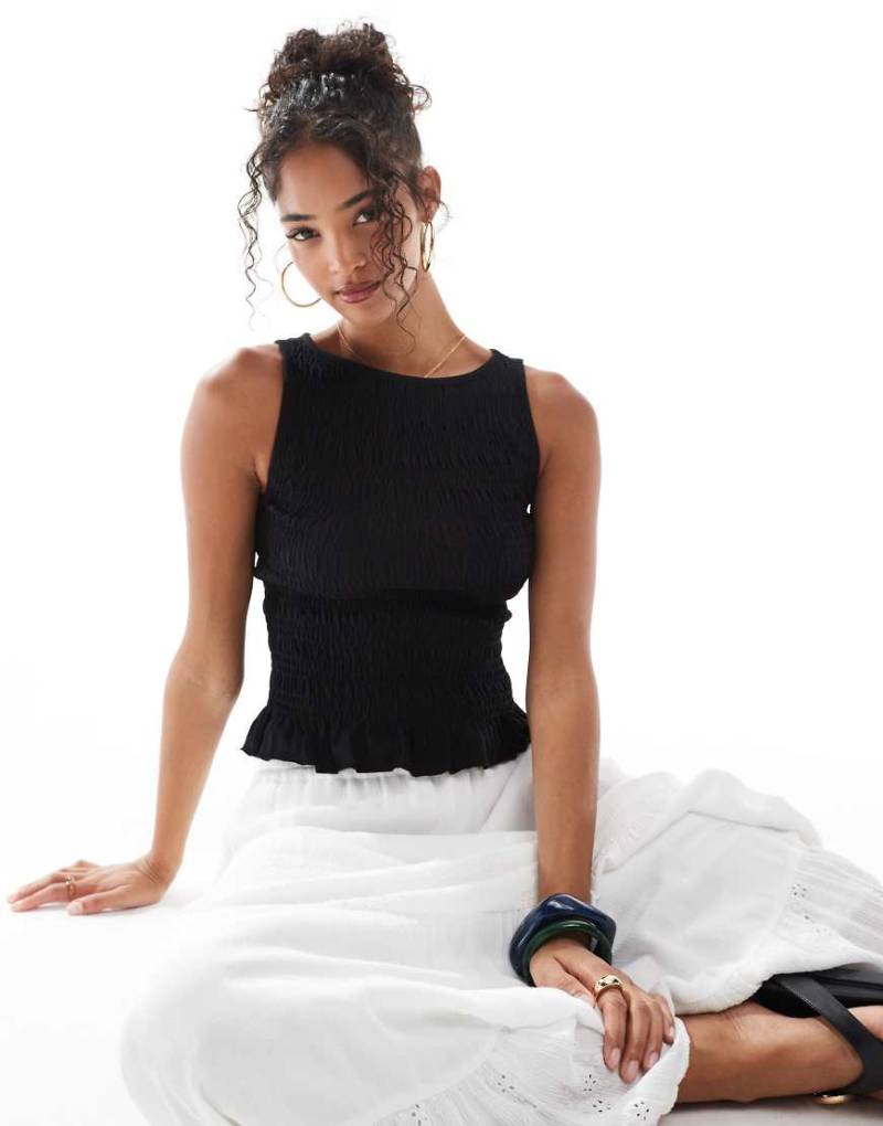 Stradivarius - Gerafftes T-Shirt in Schwarz mit Rüschen von Stradivarius