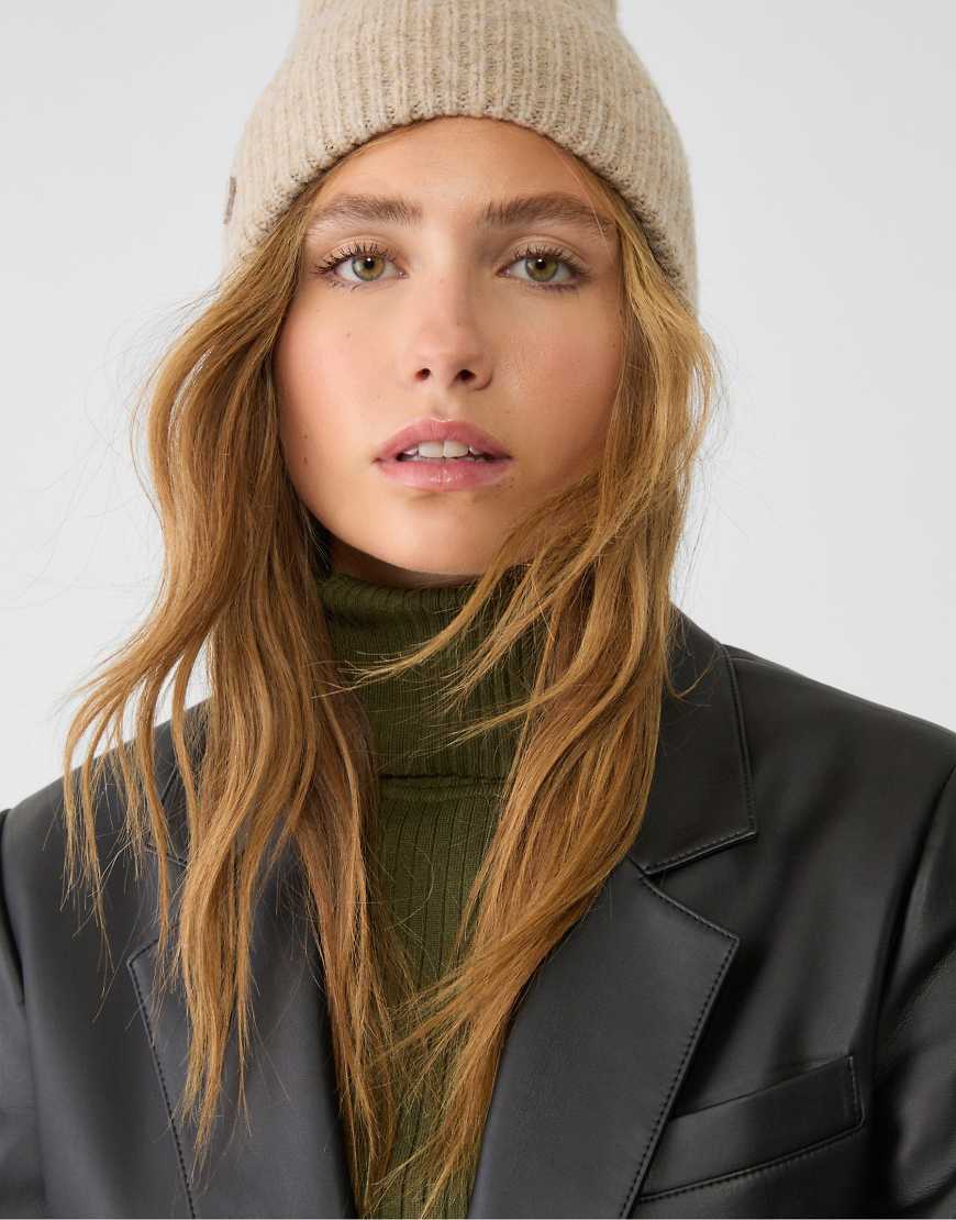 Stradivarius - Gerippte Mütze in Beige mit Plakette-Neutral Stradivarius - Gerippte Mütze in Beige mit Plakette-Neutral von Stradivarius