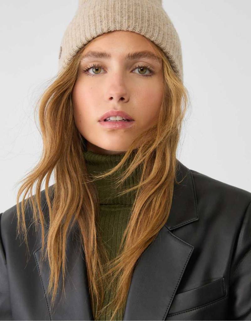 Stradivarius - Gerippte Mütze in Beige mit Plakette-Neutral von Stradivarius