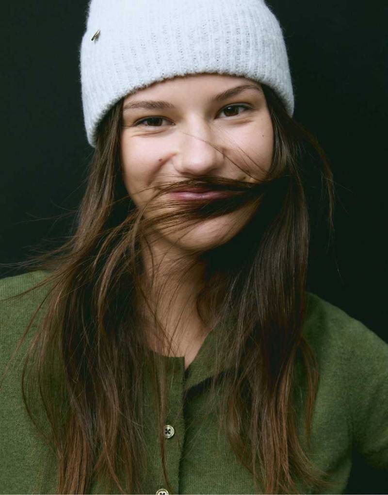 Stradivarius - Gerippte Mütze in meliertem Grau mit Plakette von Stradivarius